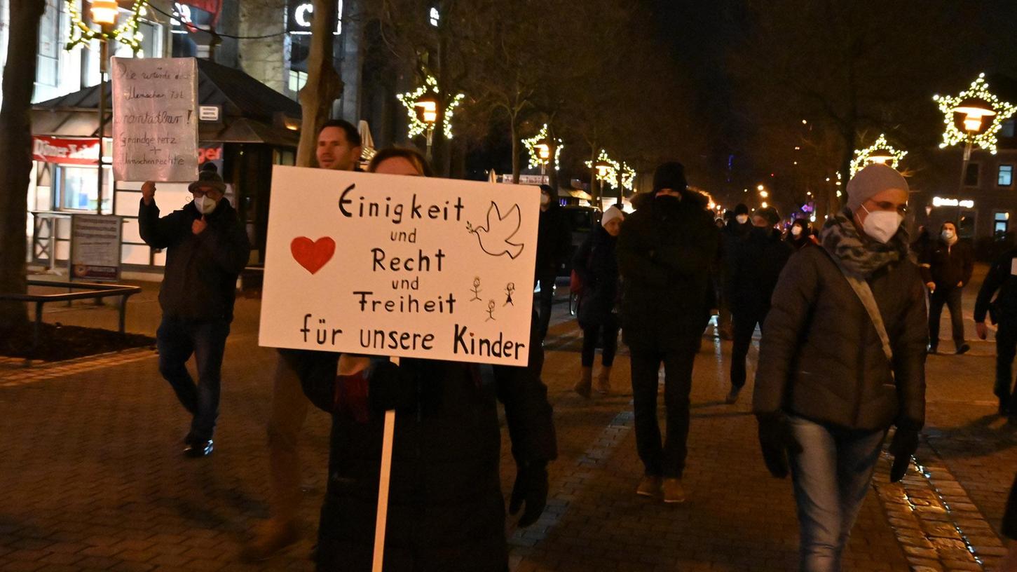 Bei dem Protest blieb es friedlich, Ausschreitungen wie andernorts gab es in Erlangen nicht. 