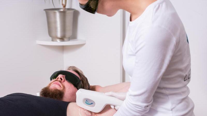 Die lAight-Therapie ist eine Option zur Behandlung von Akne inversa. Die lAight-Therapie ist eine Option zur Behandlung von Akne inversa.