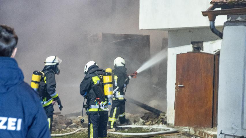 Nachdem die Feuerwehrleitstelle Bamberg-Forchheim gegen 18.45 Uhr einen Notruf erhielt, wurden umgehend die Anwohner umgehend über starke Rauchentwicklungen und Funkenflug per Warn-App und Rundfunk gewarnt.