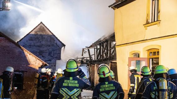 Scheune brennt nieder: Einsatzkräfte verhindern Großbrand