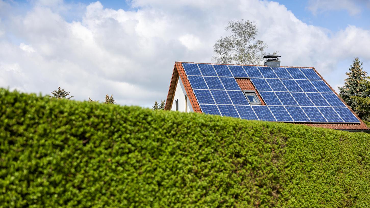 Wer eine Photovoltaikanlage auf dem Dach errichten lässt, kann dafür einen staatlichen Zuschuss erhalten - muss dann aber auf die EEG-Einspeisevergütung verzichten.
Wer eine Photovoltaikanlage auf dem Dach errichten lässt, kann dafür einen staatlichen Zuschuss erhalten - muss dann aber auf die EEG-Einspeisevergütung verzichten.
