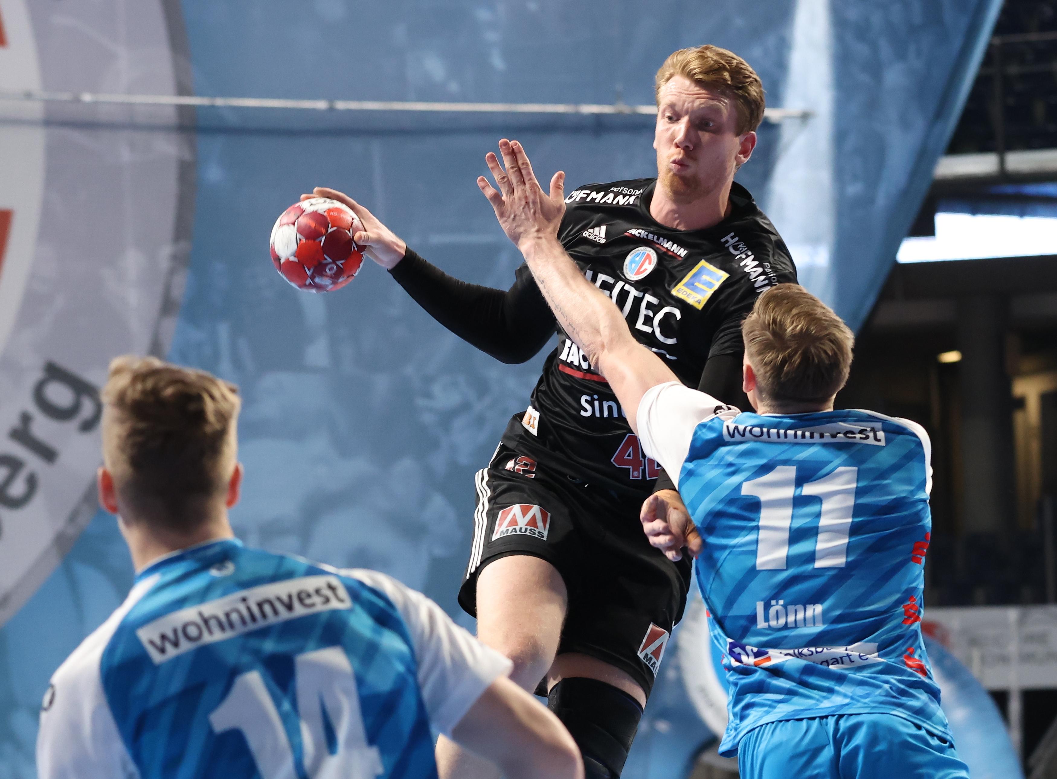 Simon Jeppsson ist auf einem guten Weg, den starken Eindruck aus der ersten Saison in Erlangen zu bestätigen. Er ist der beste Schütze des HCE und dazu fünftbester Vorlagengeber der Liga. Dass er auch bei den technischen Fehlern Ligaspitze ist, zeigt einerseits, dass er (zu) viel Verantwortung übernehmen musste, und andererseits, dass eben immer noch Luft nach oben ist.