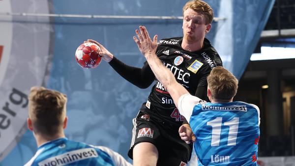Simon Jeppsson ist auf einem guten Weg, den starken Eindruck aus der ersten Saison in Erlangen zu bestätigen. Er ist der beste Schütze des HCE und dazu fünftbester Vorlagengeber der Liga. Dass er auch bei den technischen Fehlern Ligaspitze ist, zeigt einerseits, dass er (zu) viel Verantwortung übernehmen musste, und andererseits, dass eben immer noch Luft nach oben ist.