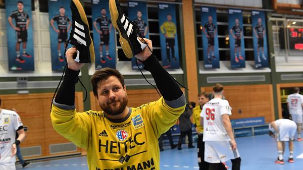 Es ist keine ganz leichte Aufgabe, als klare Nummer zwei lange zu sitzen – und dann immer wieder sofort performen zu müssen. Martin Ziemers Quote liest sich mit 20,47 Prozent abgewehrter Bälle einigermaßen erschreckend, allerdings stand er oft genau in den Phasen der Saison im Tor, als die Erlanger Deckung schwächelte. Hätte dem HCE in Magdeburg beinahe zur Sensation verholfen, gegen Wetzlar legte er im Gegensatz zu seinen Kollegen gleich zwei starke Auftritte hin.