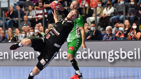 Sein erstes Jahr bei einem ambitionierten Bundesligisten würde ein Übergangsjahr werden, diese Prognose fiel vor dem Saisonstart nicht allzu schwer. Nach der Hinrunde lässt sich feststellen: Es wird ein Übergangsjahr – allerdings eines, das Hoffnung macht. Als Firnhaber die Luft wegblieb und Overby verletzt war, machte der Neuzugang aus Essen seinen Job ordentlich, ein gleichwertiger Ersatz ist er natürlich (noch) nicht.