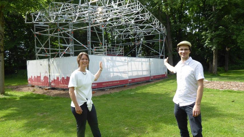 Forchheims Kulturbürgermeisterin Annette Prechtel und Kulturamts-Chef Lorenz Deutsch präsentieren im Juni die Sommer-Bühne im Königsbad.  