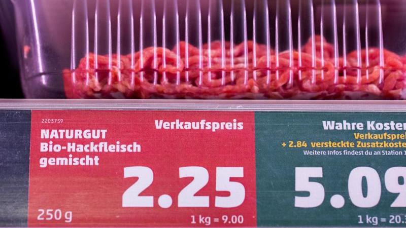 Verbraucher zahlen für Lebensmittel selten den «wahren Preis». Durch die Produktion verursachte Umweltschäden sind in der Regel nicht mit eingepreist. Verbraucher zahlen für Lebensmittel selten den «wahren Preis». Durch die Produktion verursachte Umweltschäden sind in der Regel nicht mit eingepreist.