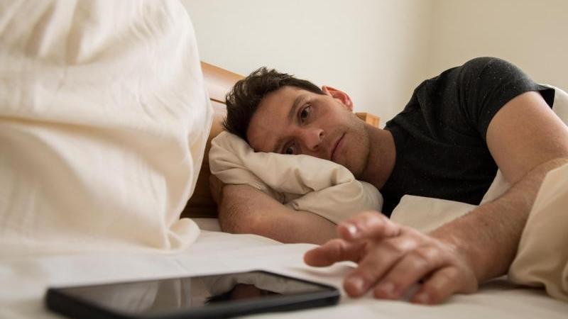 Die andere Bettseite bleibt leer und auch auf dem Smartphone kommt kein Lebenszeichen: Wenn der Partner von einem Augenblick auf den anderen aus dem Leben tritt, bleibt man mit Selbstzweifel zurück. Die andere Bettseite bleibt leer und auch auf dem Smartphone kommt kein Lebenszeichen: Wenn der Partner von einem Augenblick auf den anderen aus dem Leben tritt, bleibt man mit Selbstzweifel zurück.