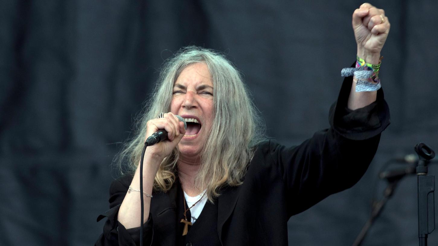 Patti Smith steht 2015 beim Glastonbury Festival auf der Bühne.