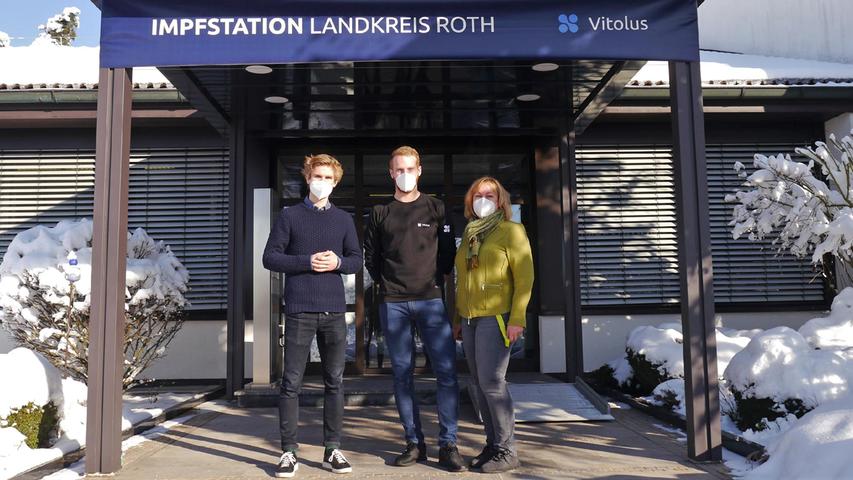 Junges Unternehmen, aber insgesamt gute Arbeit: Fabian Höhne (li.) ist der Chef des Münchener Start-ups Vitolus, das im Landkreis Roth das Impfzentrum betreibt. Zuvor hatte er unter anderem im Internet eine Restplatzbörse für Urlaubsflieger aufgebaut.
Junges Unternehmen, aber insgesamt gute Arbeit: Fabian Höhne (li.) ist der Chef des Münchener Start-ups Vitolus, das im Landkreis Roth das Impfzentrum betreibt. Zuvor hatte er unter anderem im Internet eine Restplatzbörse für Urlaubsflieger aufgebaut.