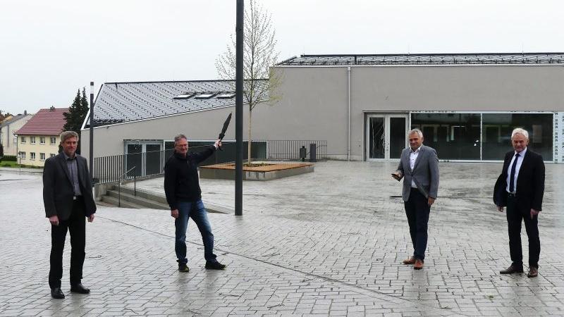 Die neue Ortsmitte in Seubersdorf: mit Rathausplatz, Bücherei und Kulturhaus.
