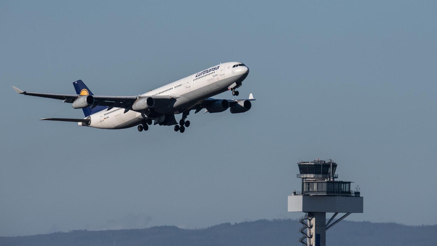 18.000 „sinnlose Flüge“ führt die Lufthansa diesen Winter durch. Denn ansonsten drohen Start- und Landerechte in Europa verloren zu gehen. 18.000 „sinnlose Flüge“ führt die Lufthansa diesen Winter durch. Denn ansonsten drohen Start- und Landerechte in Europa verloren zu gehen.