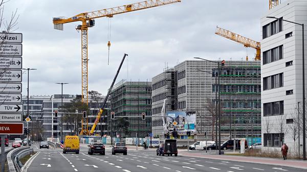 Auch im neuen Jahr wird sich die Zahl der Baukräne, die in den Erlanger Himmel ragen, nicht verkleinern. 2022 wird gebaut was das Zeug hält - privat, öffentlich und gewerblich. Andere Bauprojekte, wie zum Beispiel das zweite Modul des Siemens Campus (im Bild: Modul 1 an der Scharowsky-Straße/Ecke Paul-Gossen-Straße), sollen fertiggestellt werden. Auf rund 80.000 Quadratmetern entstehen hier etwa 4500 Arbeitsplätze. Highlight ist das Empfangsgebäude mit zentralem Siemens-Empfang. Komplettiert wird Modul 2 durch vier weitere Bürogebäude und drei Parkhäuser. Rund 94 Millionen Euro investiert die Stadt Erlangen in den „Campus berufliche Bildung“. Es ist damit das teuerste und ehrgeizigste Projekt der Stadt. In einem ersten Schritt sollen der Neubau des Berufsschul-Werkstättengebäudes und das sogenannte Puffergebäude an der Fachoberschule mit mindestens zwölf Klassenräumen entwickelt werden. Der „Campus für berufliche Bildung“ soll 2026 fertiggestellt sein Großes hat auch die städtische Wohnungsbaugesellschaft Gewobau vor: Rund 6000 Wohneinheiten sollen nach dem sogenannten Energiesprong-Prinzip saniert werden. Ein innovatives Verfahren, das vor allem viel Zeit bei der energetischen Sanierung von Häusern spart.