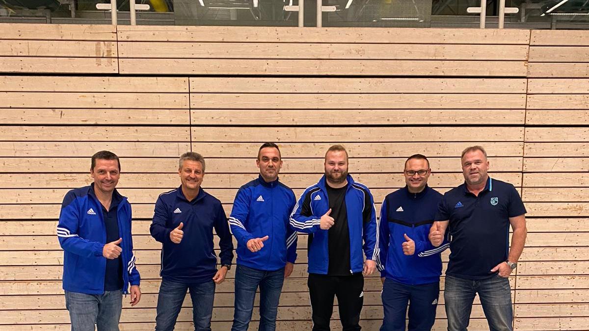 Der FC Stein stellt sich für die Zukunft neu auf. Von links nach rechts: Uwe Kroll (Vereinsvorsitzender), Dirk Schaefer (Abteilungsleiter), Thomas Eckert und Björn Rotter (Trainerteam des neuformierten FC Stein), Sven Hofstetter (neuer Jugendleiter) und Jürgen Kintzel (2. Vorsitzender).
Der FC Stein stellt sich für die Zukunft neu auf. Von links nach rechts: Uwe Kroll (Vereinsvorsitzender), Dirk Schaefer (Abteilungsleiter), Thomas Eckert und Björn Rotter (Trainerteam des neuformierten FC Stein), Sven Hofstetter (neuer Jugendleiter) und Jürgen Kintzel (2. Vorsitzender).