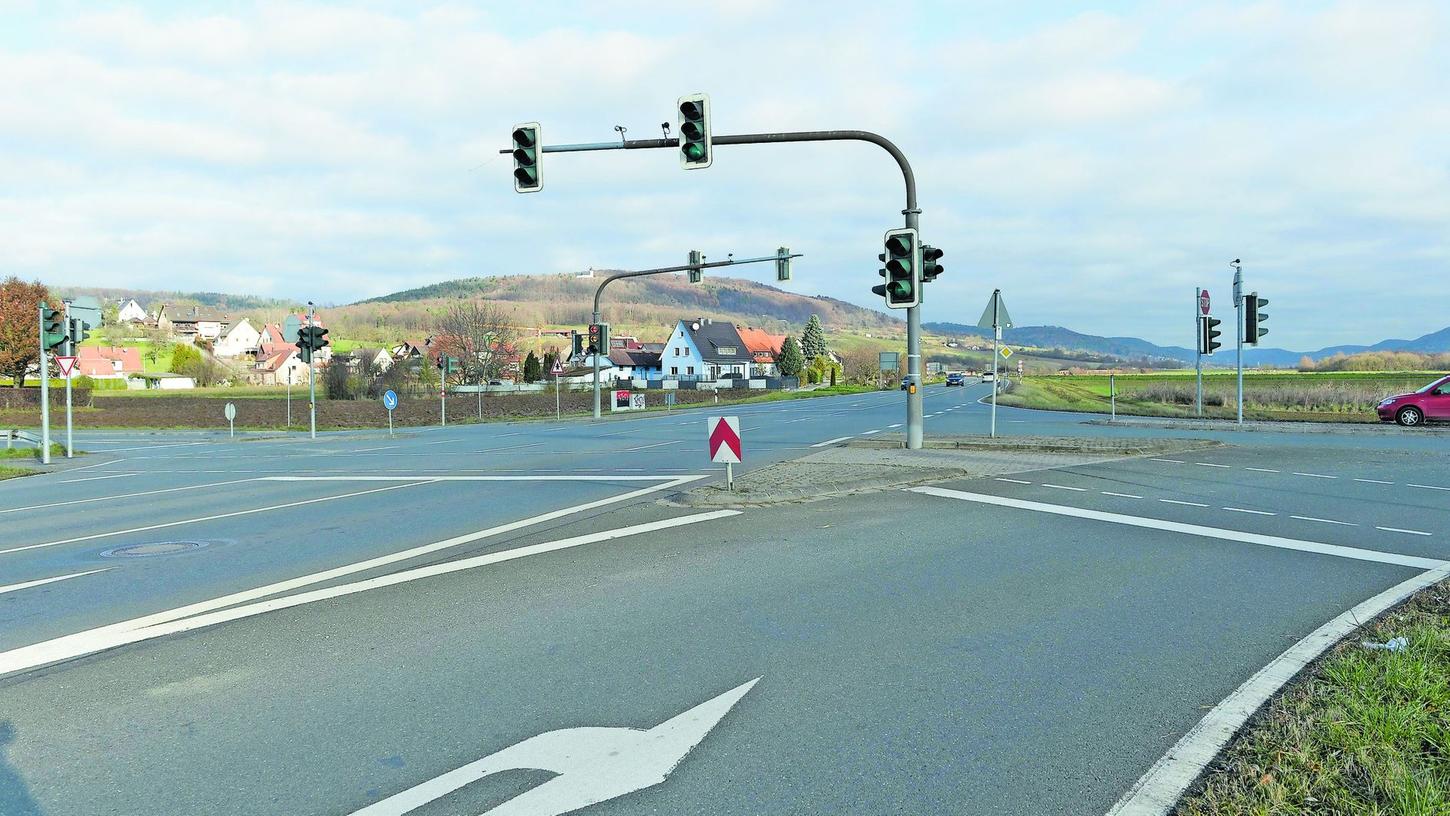 Schwere Unfälle gab es an der Kreuzung der B470 auf Höhe Kirchehrenbach viele, bis schließlich vor Jahrzehnten die Ampelanlage kam. Ein Kreisverkehr sollte jetzt mit dem Unfallschwerpunkt Schluss machen.