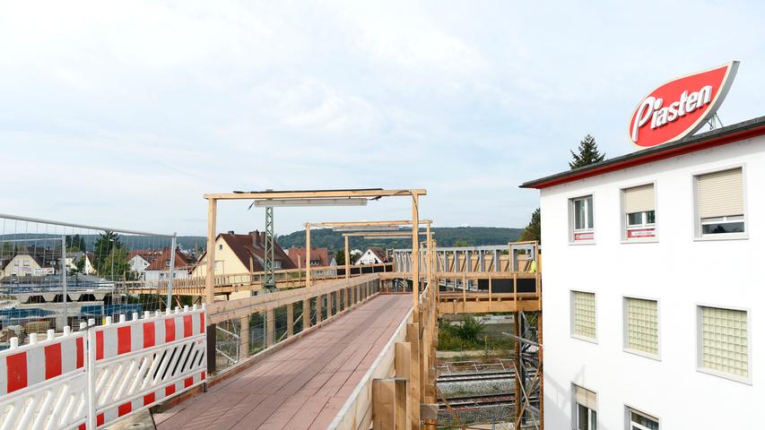 Seit Anfang Juli ist die Piastenbrücke wegen des Bahntrassen-Ausbaus gesperrt, ihr Mittelteil inzwischen ganz verschwunden, Fußgänger können die Behelfsbrücke aus Holz nutzen.  