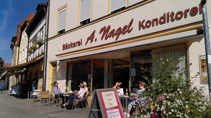 Aus nach über 140 Jahren: Die Traditionsbäckerei Nagel am Rathausplatz schloss im September. 2022 soll hier eine "Beck"-Filiale eröffnen.  