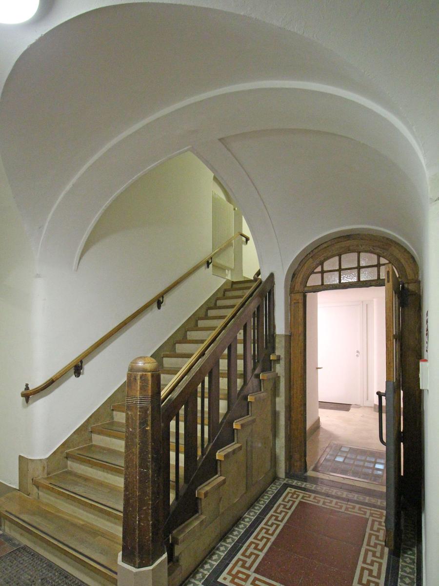 Dieser Treppenantritt mit  Ornamentfliesenboden, originaler Tür und Gewölbedecke stammt noch fast komplett  von 1905.