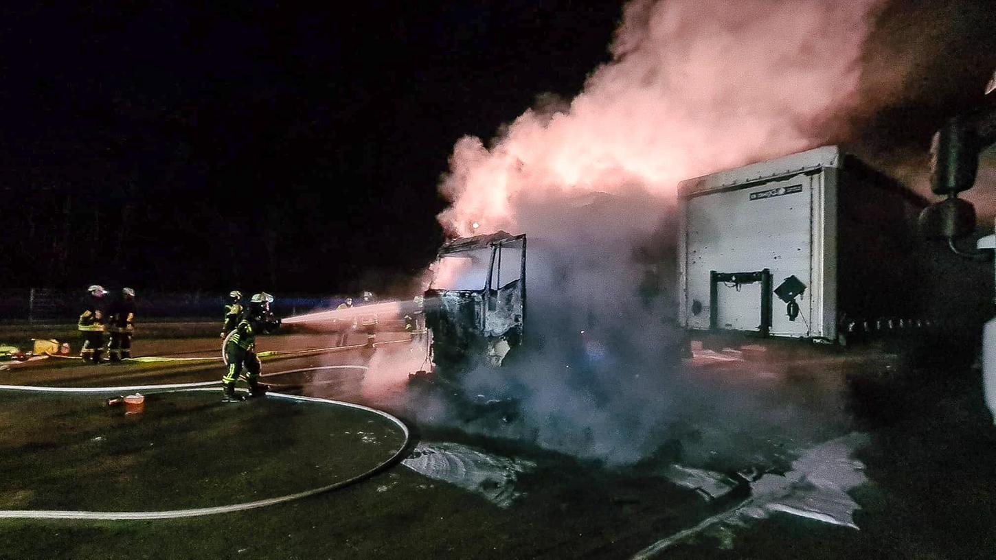 Am Mittwochabend brannte im Industriegebiet in Trosdorf (Lkr. Bamberg) ein Lastwagen komplett aus.
