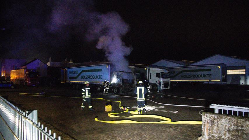 Im Industriegebiet: Lastwagen mit Gasantrieb brennt völlig aus