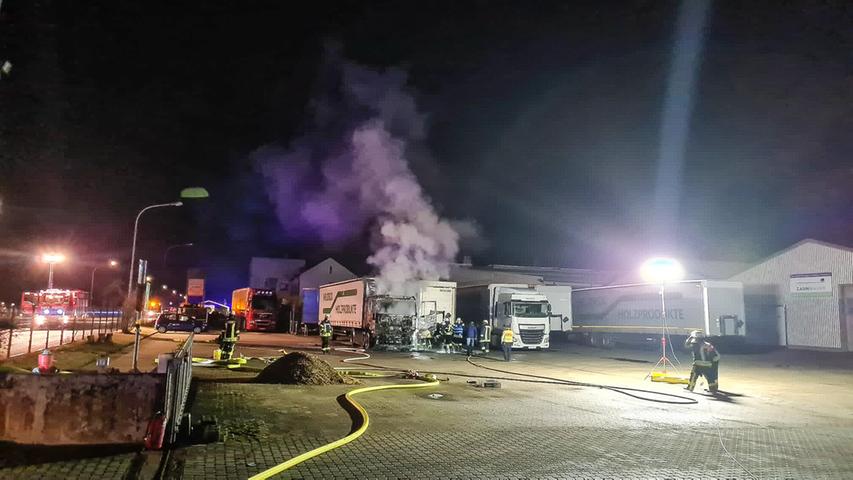 Im Industriegebiet: Lastwagen mit Gasantrieb brennt völlig aus