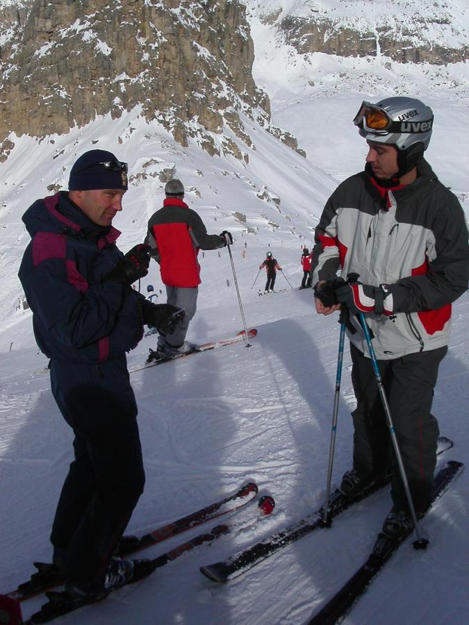 Ein Pisten-Carabinieri kontrolliert einen Skifahrer und lässt sich von ihm Ausweis und Nachweis der Haftpflichtversicherung zeigen.