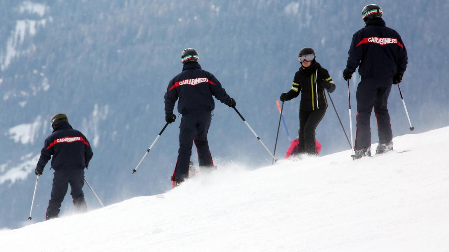 Die italienische Pistenpolizei patroulliert schon seit vielen Jahren durch die Skigebiete auch in Südtirol. Nun muss sie viel mehr kontrollieren als früher - harte Strafen drohen. Die italienische Pistenpolizei patroulliert schon seit vielen Jahren durch die Skigebiete auch in Südtirol. Nun muss sie viel mehr kontrollieren als früher - harte Strafen drohen.