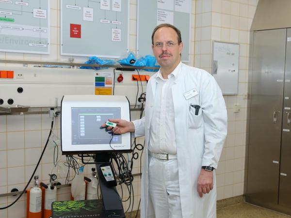 Chefarzt Dr. Albert Götz ist in der Rother Kreisklinik der verantwortliche Arzt für die Corona-Station.
Chefarzt Dr. Albert Götz ist in der Rother Kreisklinik der verantwortliche Arzt für die Corona-Station.