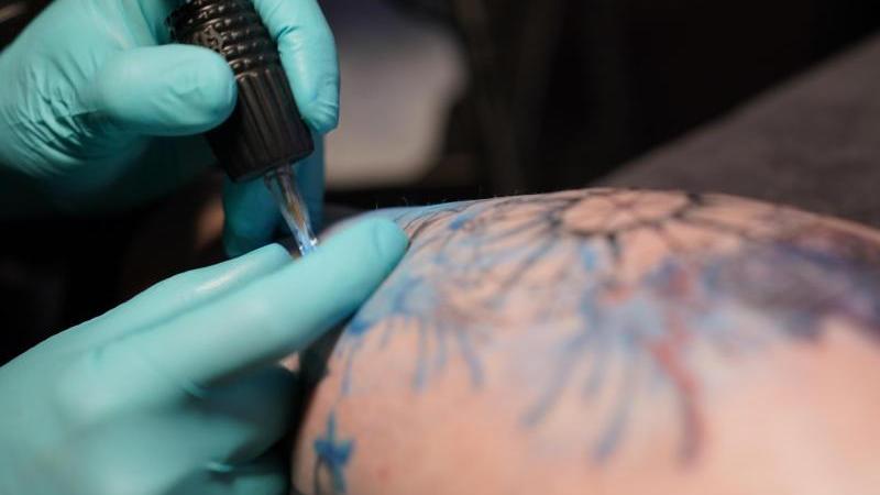 Bunte Tattoos sind im Trend. Wenn es zu einer Allergie kommt, ist die Behandlung aber schwierig.
Bunte Tattoos sind im Trend. Wenn es zu einer Allergie kommt, ist die Behandlung aber schwierig.