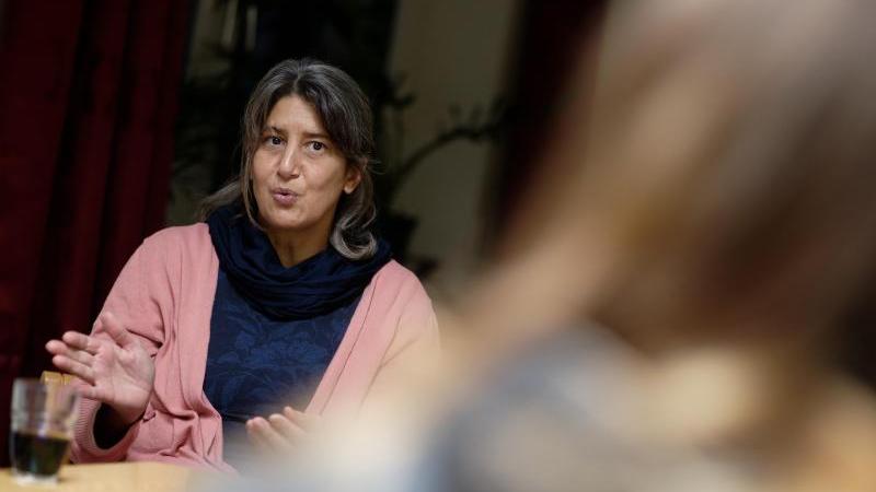 Susanne Ricken, Mitarbeiterin von Kids im Zentrum (KiZ) (l) spricht mit der 17 Jährigen Amelie (r). Das KiZ unterstützt Kinder und Jugendliche, deren Eltern an einer Suchterkrankung leiden. Susanne Ricken, Mitarbeiterin von Kids im Zentrum (KiZ) (l) spricht mit der 17 Jährigen Amelie (r). Das KiZ unterstützt Kinder und Jugendliche, deren Eltern an einer Suchterkrankung leiden.