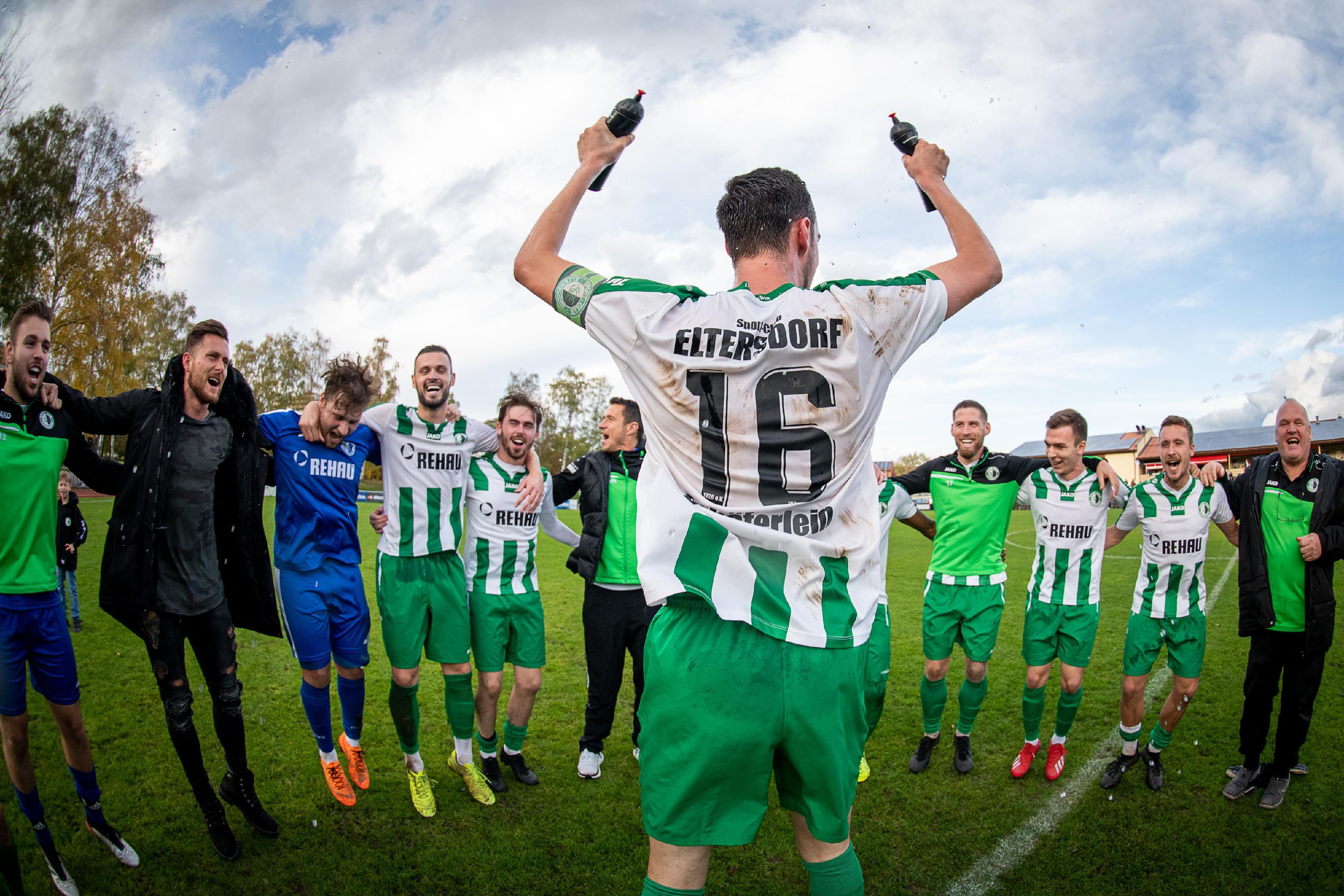 Der SC Eltersdorf hat es geschafft - und das nach einer langen Saison. Wegen der Corona-Pandemie mussten die Amateurfußballer die Spielzeit über zwei Jahre ausdehnen und konnten sie letztlich nicht einmal vernünftig beenden. Aufsteiger aber musste es auch nach der Saison 2019/21 geben. Und die gab es, auch in Erlangen. Die Quecken feierten die Bayernliga-Meisterschaft, mit 19 Siegen in 26 Spielen und einem Punkte-Quotienten von 2,35. Damit war die Mannschaft um Kapitän Sebastian Schäferlein (hier im Bild beim Jubel nach dem Derby-Sieg gegen den ATSV) in der Regionalliga angekommen. 