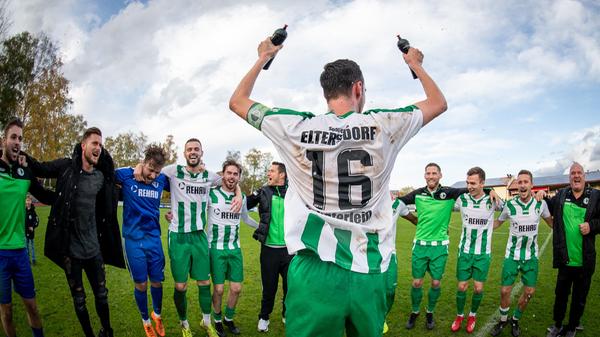 Der SC Eltersdorf hat es geschafft - und das nach einer langen Saison. Wegen der Corona-Pandemie mussten die Amateurfußballer die Spielzeit über zwei Jahre ausdehnen und konnten sie letztlich nicht einmal vernünftig beenden. Aufsteiger aber musste es auch nach der Saison 2019/21 geben. Und die gab es, auch in Erlangen. Die Quecken feierten die Bayernliga-Meisterschaft, mit 19 Siegen in 26 Spielen und einem Punkte-Quotienten von 2,35. Damit war die Mannschaft um Kapitän Sebastian Schäferlein (hier im Bild beim Jubel nach dem Derby-Sieg gegen den ATSV) in der Regionalliga angekommen.