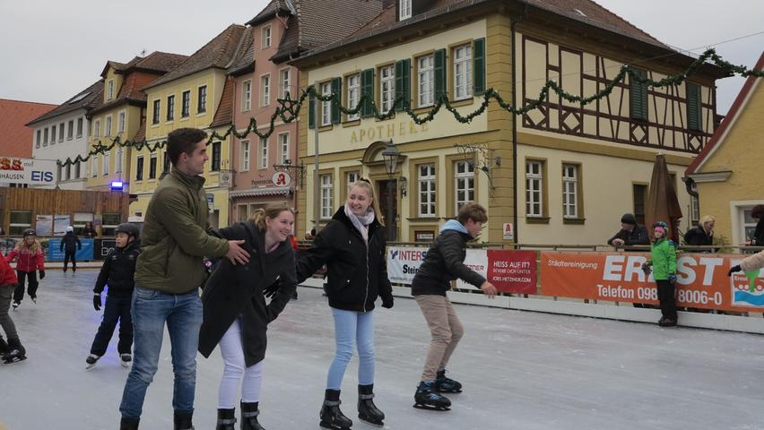 Advents- und Weihnachtszeit ist in Gunzenhausen Eisbahnzeit. Diesmal zieht die Stadt Gunzenhausen diese sportliche Betätigung durch. Gerade die Jugend weiß es zu schätzen. Vor zwölf Monaten war das Event wegen Corona unmöglich.  