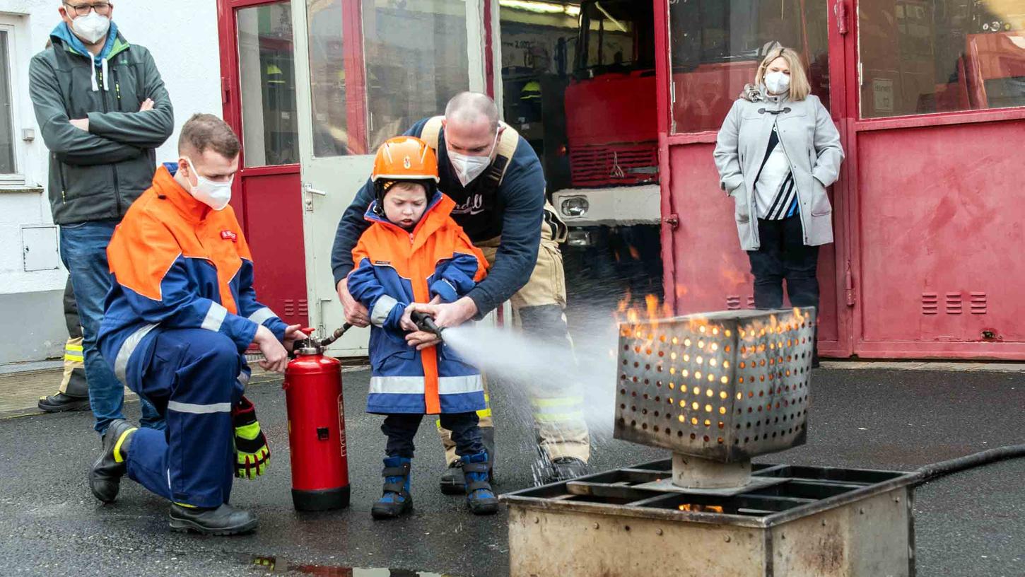 Der zehnjährige Valentin konnte mit den Einsatzkräften ganz im Element des „totalen Feuerwehrfanatikers