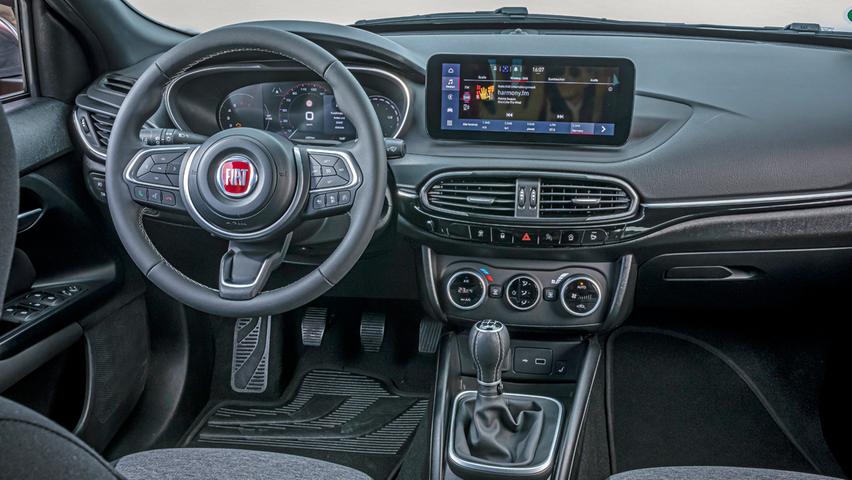Das Radikal-Digitale eines VW Golf macht der Tipo nicht mit, gestrig wirkt das Interieur aber keineswegs - der Blick des Fahrers richtet sich auf ein 7-Zoll-Display hinterm griffigen Lenkrad, rechts daneben ist ein Bildschirm verbaut, der die Smartphone-Inhalte spiegelt.
