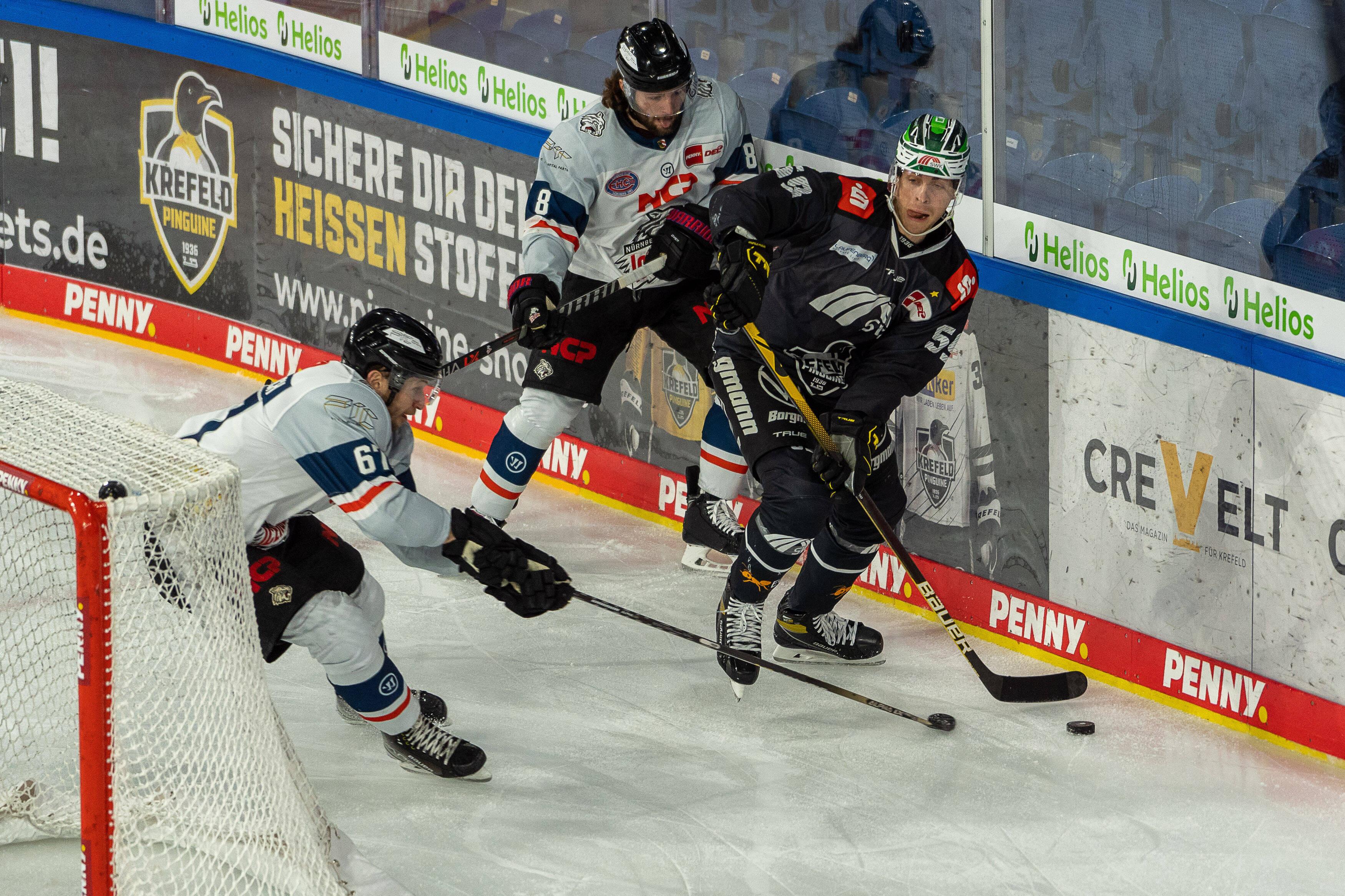 Aggressives Forechecking: Tyler Sheehy und Marko Friedrich setzen Krefeld Maximilian Glässl unter Druck. Aggressives Forechecking: Tyler Sheehy und Marko Friedrich setzen Krefeld Maximilian Glässl unter Druck.