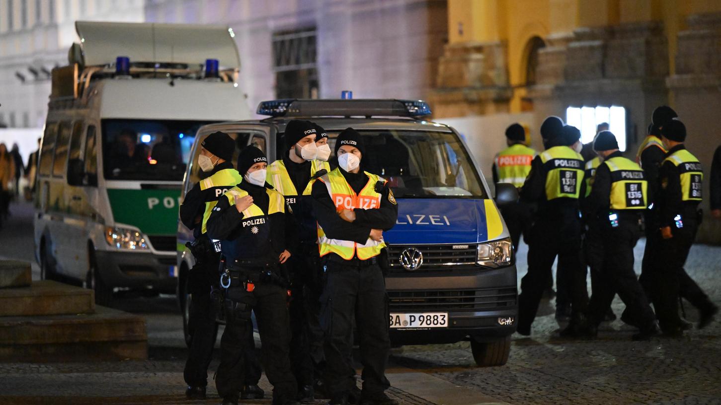 Polizisten am Münchener Odeonsplatz, wo am Donnerstagabend ein Bundeswehrsoldat wegen eines Drohvideos festgenommen wurde.