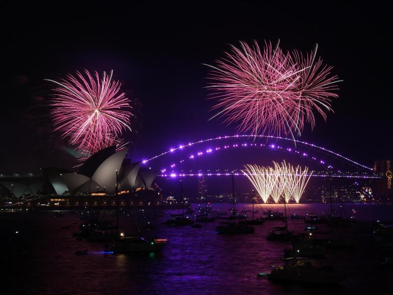 Im australischen Sydney waren - anders als beim letzten Jahreswechsel - wieder Zehntausende Zuschauer zum Feuerwerk vor der Kulisse des Opernhauses zugelassen.