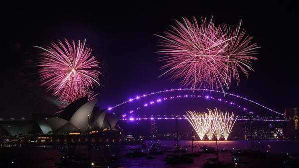 Im australischen Sydney waren - anders als beim letzten Jahreswechsel - wieder Zehntausende Zuschauer zum Feuerwerk vor der Kulisse des Opernhauses zugelassen.