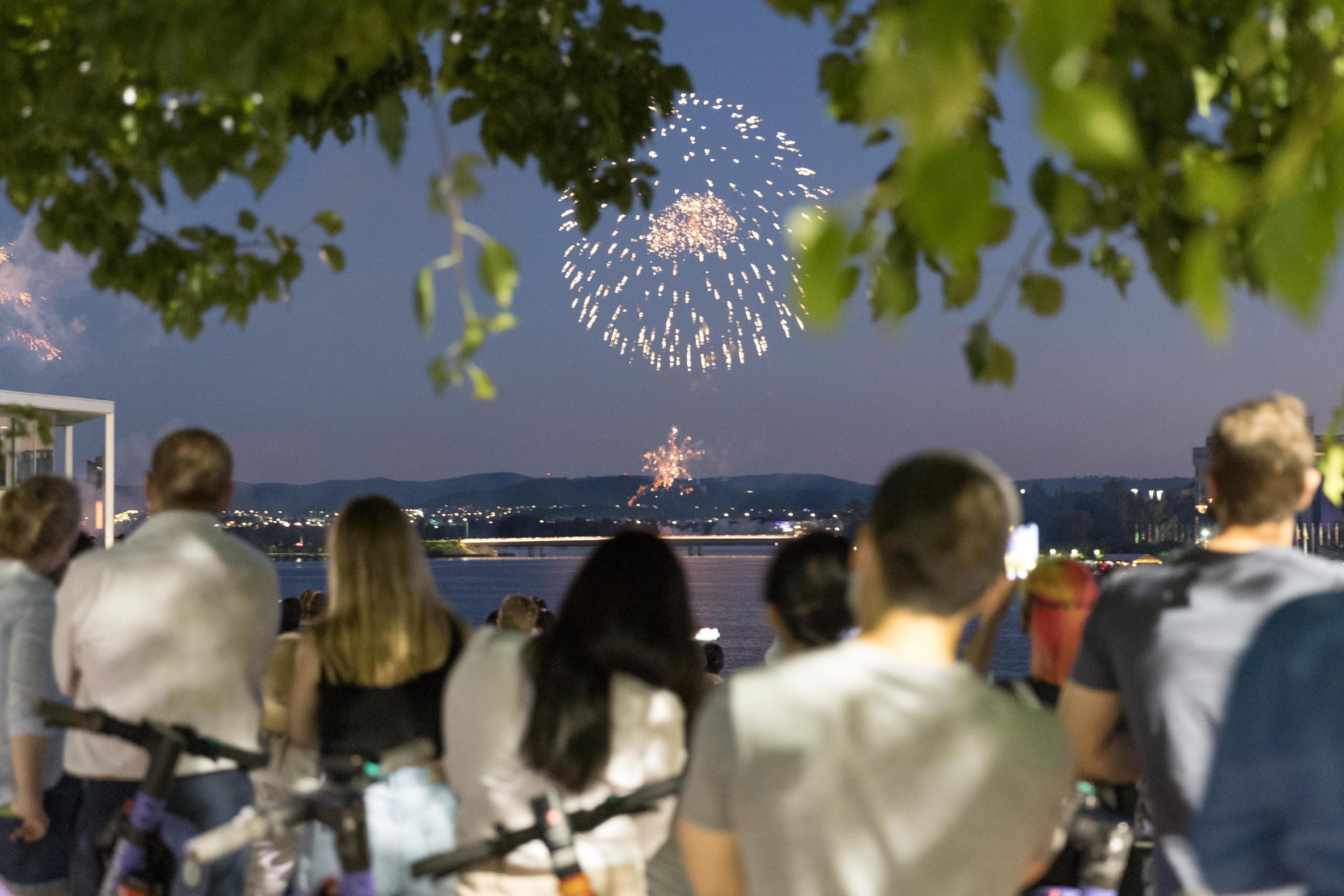 In Canberra beobachteten die Zuschauer ein Feuerwerk in der Nähe des Lake Burley Griffin.