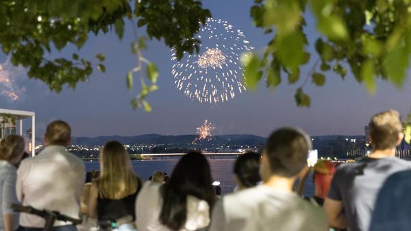 In Canberra beobachteten die Zuschauer ein Feuerwerk in der Nähe des Lake Burley Griffin.