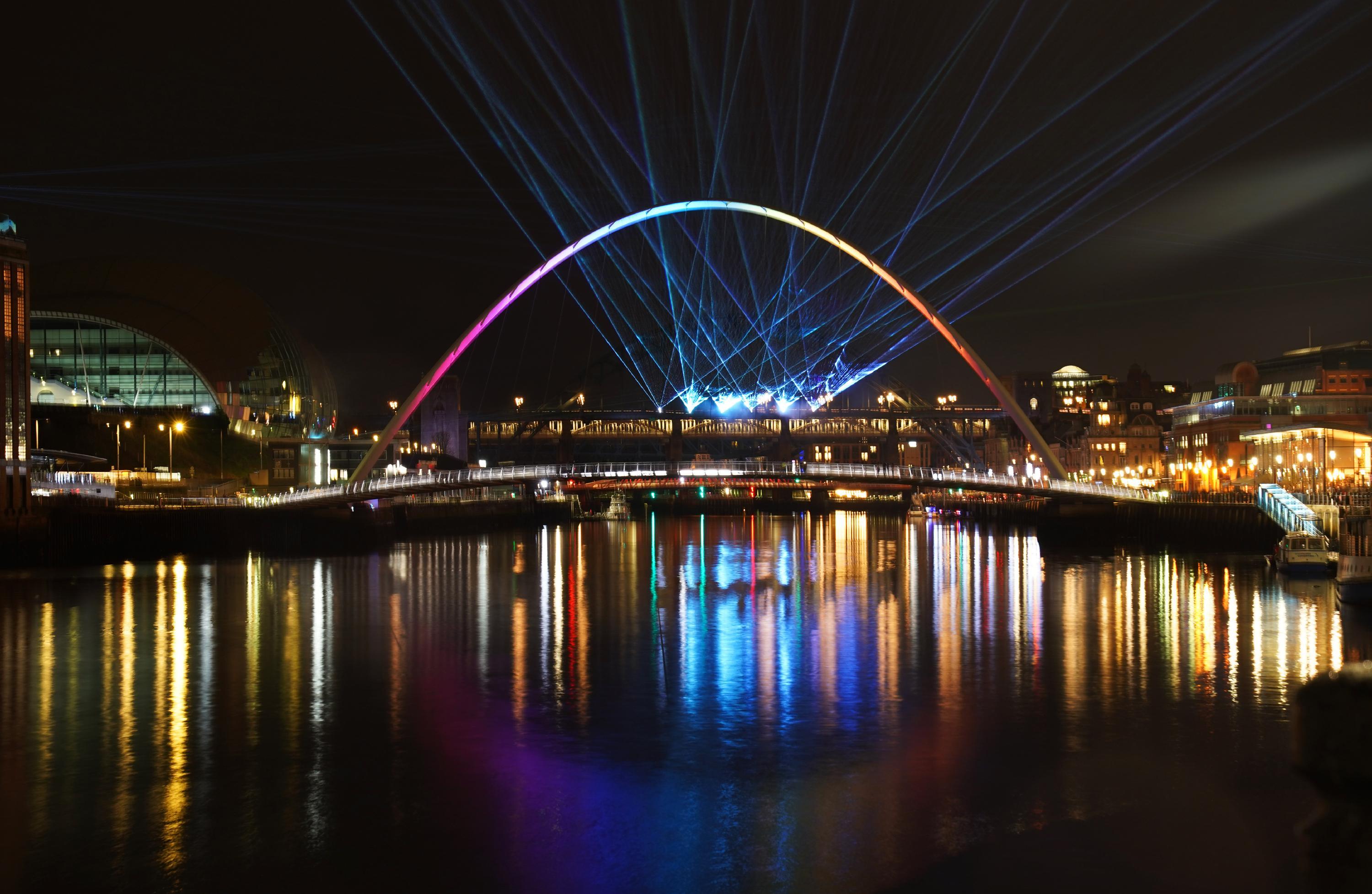 Newcastle in Großbritannien: An der Millennium- und Tyne-Brücken war die Laser-Light-City-Show des Künstlers Seb Lee-Delisle zu sehen. Die Lasershow, konnte von der Öffentlichkeit über eine App gesteuert werden und wurde organisiert, nachdem das Feuerwerk wegen der Pandemie abgesagt wurde.