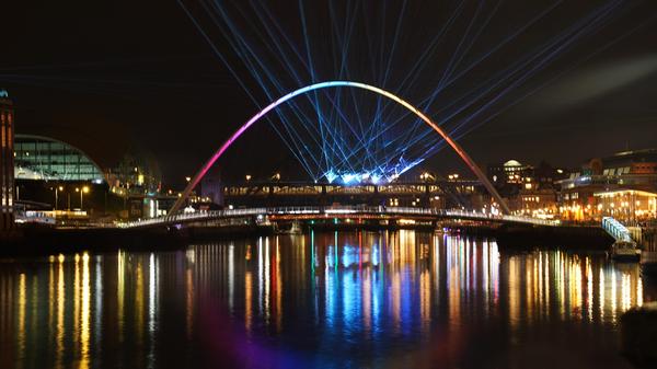Newcastle in Großbritannien: An der Millennium- und Tyne-Brücken war die Laser-Light-City-Show des Künstlers Seb Lee-Delisle zu sehen. Die Lasershow, konnte von der Öffentlichkeit über eine App gesteuert werden und wurde organisiert, nachdem das Feuerwerk wegen der Pandemie abgesagt wurde.