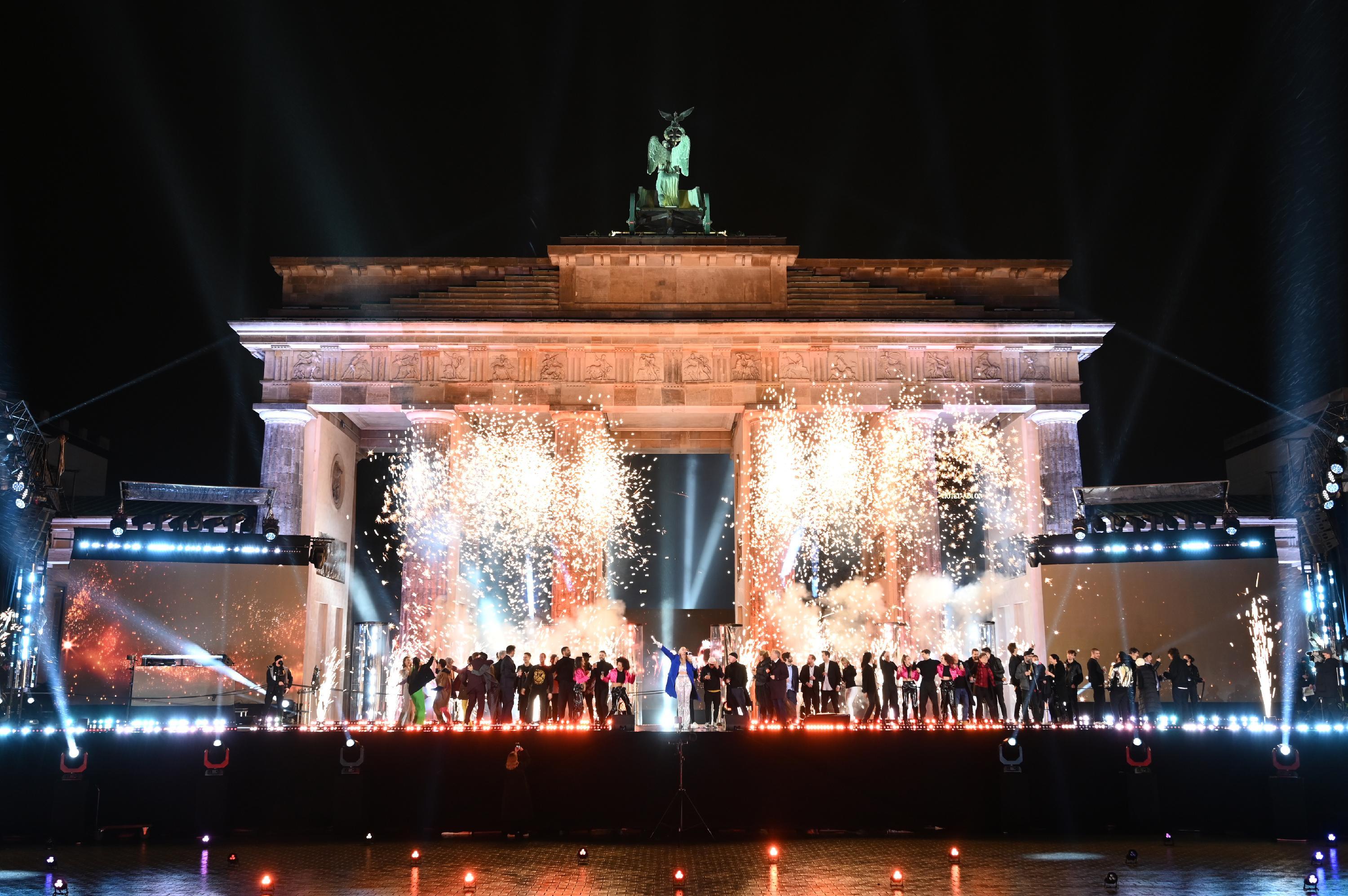 Deutschlands größte Silvesterparty in Berlin fiel wegen der Corona-Pandemie auch diesmal wieder aus. Ein Feuerwerk war während der Silvesterfeier vom ZDF am Brandenburger Tor auf der Bühne zu sehen.