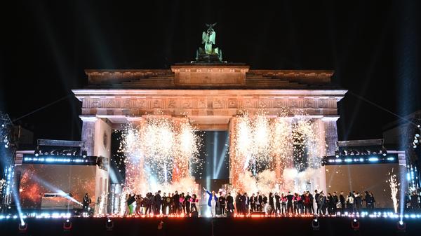 Deutschlands größte Silvesterparty in Berlin fiel wegen der Corona-Pandemie auch diesmal wieder aus. Ein Feuerwerk war während der Silvesterfeier vom ZDF am Brandenburger Tor auf der Bühne zu sehen.