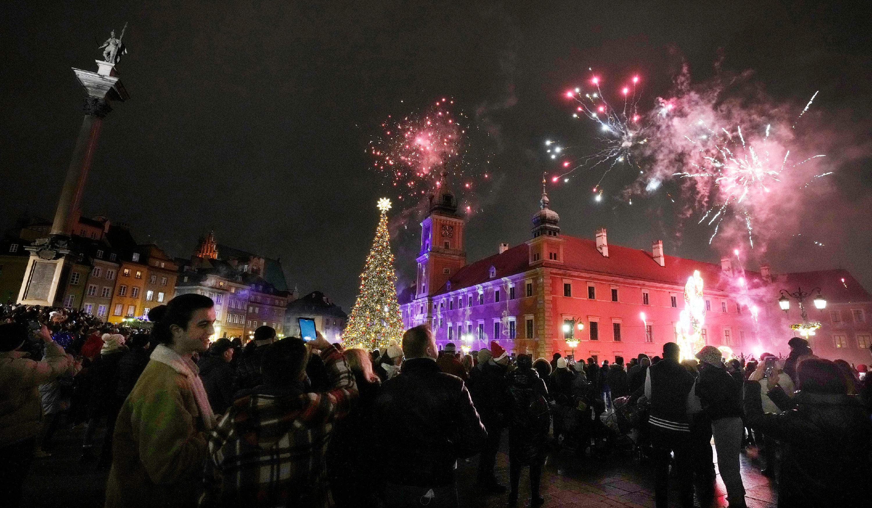 Menschen zünden ein Feuerwerk zur Feier des neuen Jahres in Warschau.