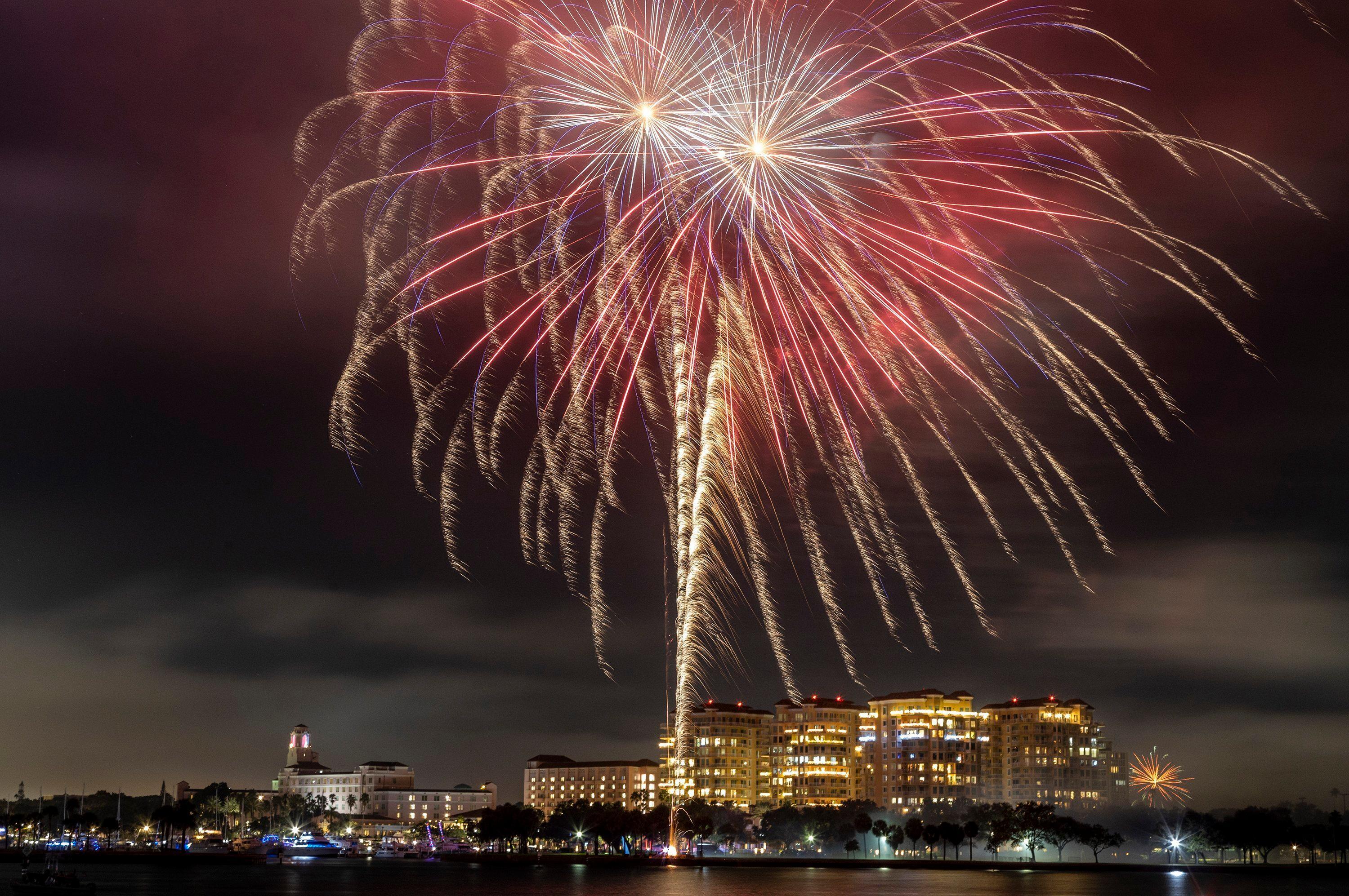 Im Vinoy Yacht Basin in St. Petersburg, Florida, war ein Feuerwerk Teil der Silvesterfeierlichkeiten der Stadt.