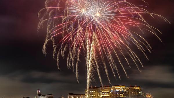Im Vinoy Yacht Basin in St. Petersburg, Florida, war ein Feuerwerk Teil der Silvesterfeierlichkeiten der Stadt.