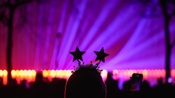 In Bukarest, Rumänien versammelten sich Tausende an einem See, um einem Konzert beizuwohnen und ein Feuerwerk und eine Lasershow während der Neujahrsfeierlichkeiten in der rumänischen Hauptstadt zu sehen.