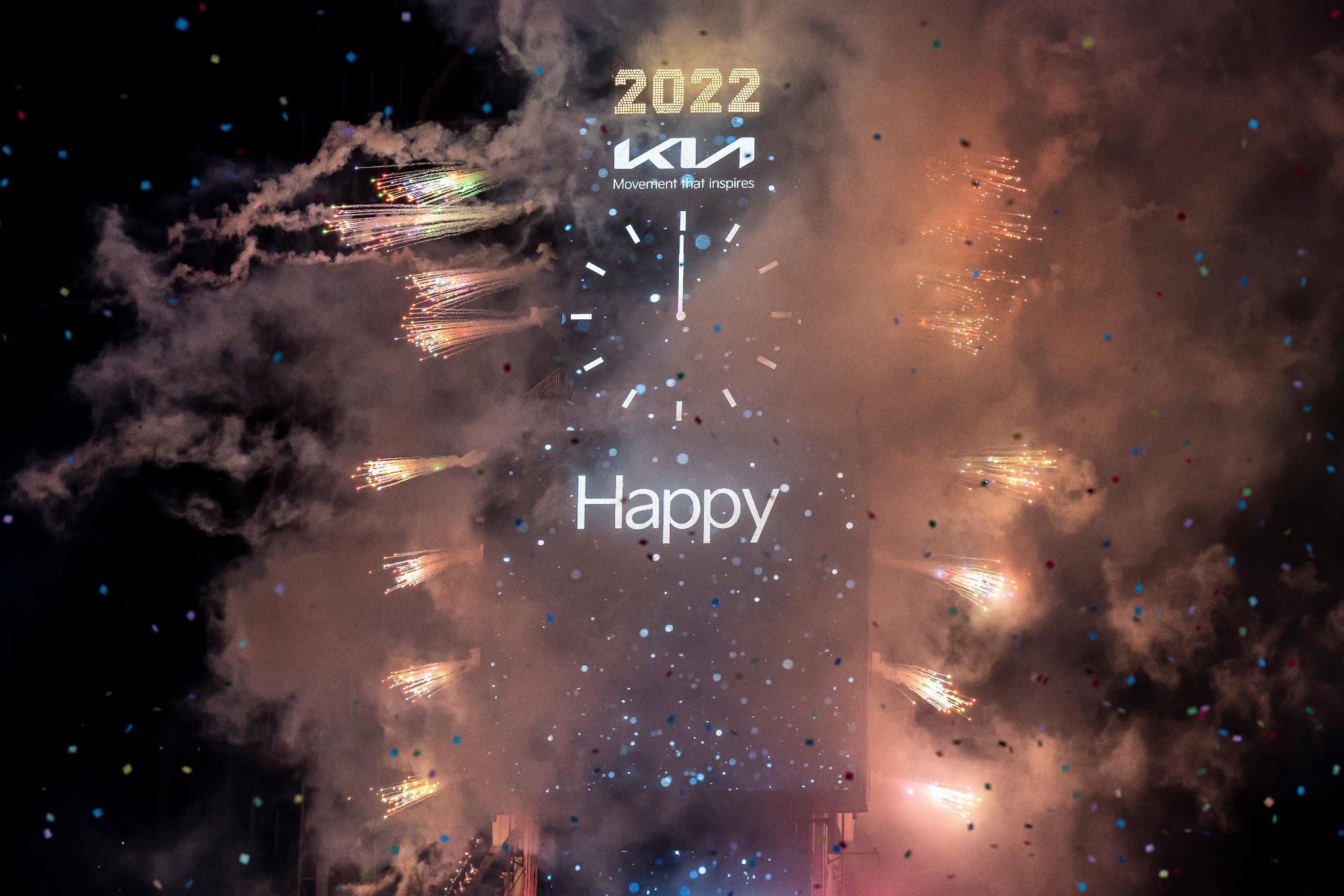 In New York wurde das neue Jahr am Times Square trotz rekordverdächtigen Corona-Infektionszahlen wieder mit Publikum begrüßt. Um Mitternacht glitt traditionell ein leuchtender Kristallball an einem Fahnenmast herunter und läutete unter dem Jubel Tausender das neue Jahr ein - der sogenannte "Ball Drop". Es regnete Konfetti, und durch die Straßen schallte das Lied "New York, New York". 